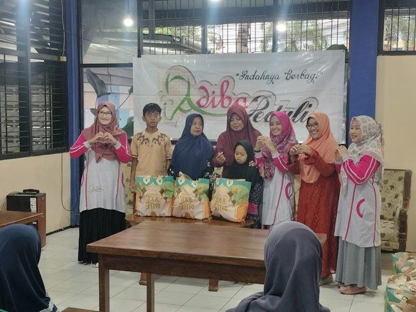 Kelompok Pengajian Perempuan dari Berbagai Profesi di Jember Berbagi Ramadan untuk Anak Yatim