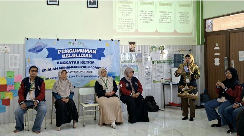 Tangis Haru Warnai Kelulusan Siswa SD Almadany Gresik