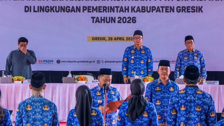 Bupati Gresik Serahkan 468 SK PNS dan PPPK, Tegaskan ASN Harus Melayani Masyarakat