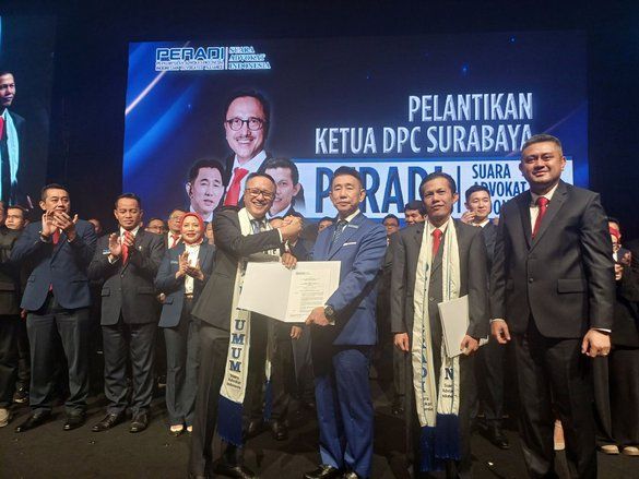 Tonic Tangkau Resmi Dilantik Pimpin DPC Peradi SAI Surabaya
