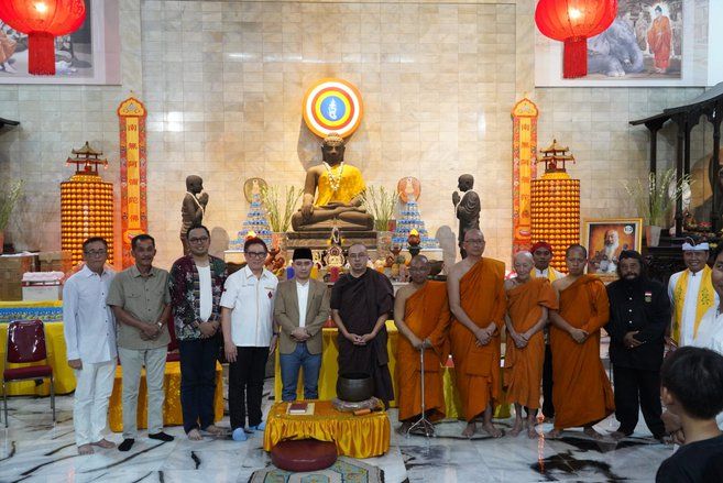 Peringatan Waisak di Trowulan, Gus Barra Tekankan Perdamaian dan Toleransi