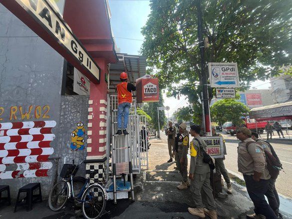 Satpol PP Kota Mojokerto Bongkar Empat Reklame Ilegal