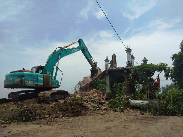 Berdiri di Bantaran Sungai, Padepokan Tinggar Mojokerto Dibongkar Paksa