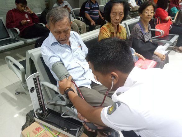 Libur Imlek, KAI Periksa Kesehatan Penumpang Gratis di Gubeng