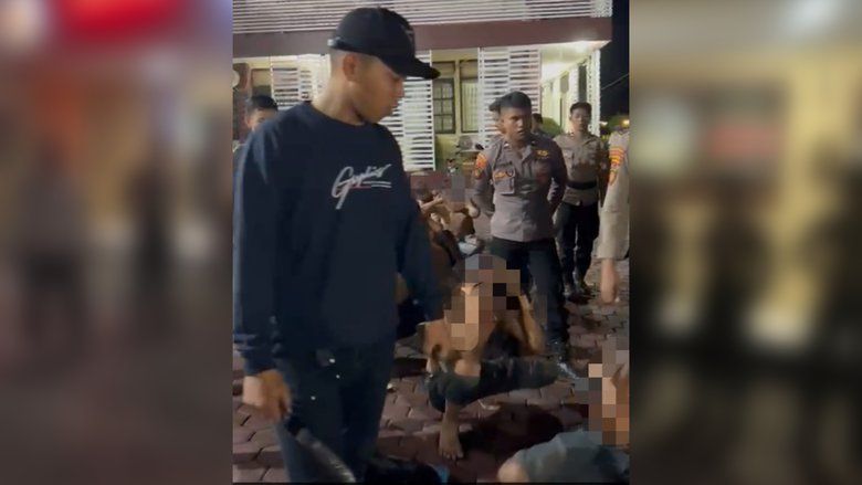<strong>Hendak Tawuran 11 Pemuda di Probolinggo Diamankan, Polisi Dapati Clurit dan Pisau</strong>