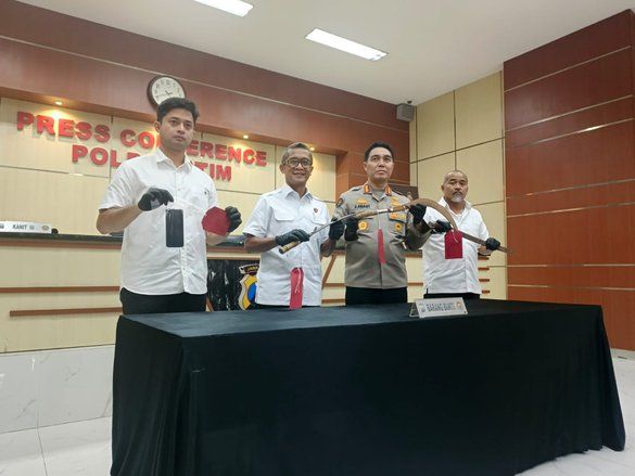 Tiga Pelaku Pemerasan Bersenjata Ditangkap Polda Jatim, Modus Tagih Hutang Berbunga