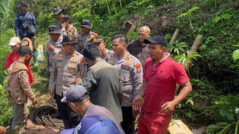 Polisi dan Warga Gotong Royong Bersihkan Material Banjir Bandang di Tiris Probolinggo