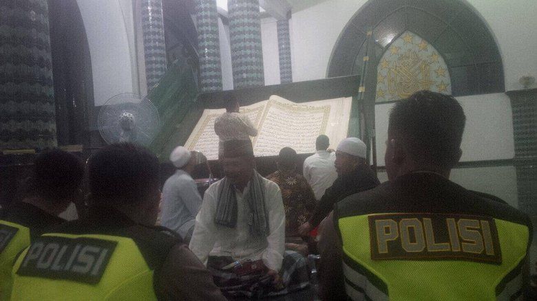 Masih Berseragam, Polisi Banyuwangi Tarawih dan Tadarus Pasca Bertugas