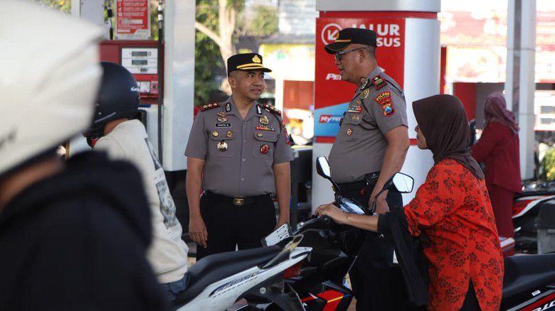 Kapolres Jombang Cek Stok BBM di SPBU Mojosongo, Warga Diimbau Tak Borong