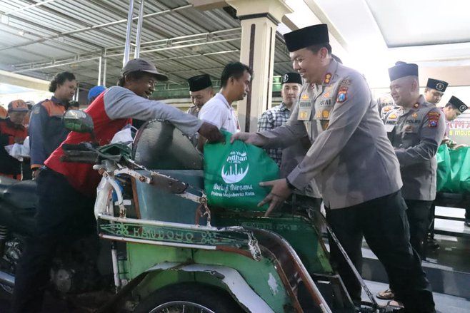 Ratusan Ojol dan Tukang Becak Buka Puasa Bersama Kapolres Mojokerto Kota