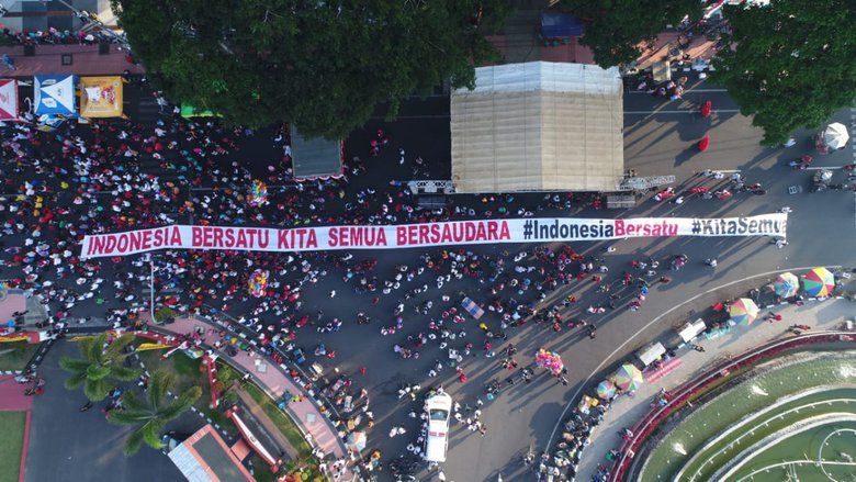 Kain Raksasa Iringi Jalan Sehat Perdamaian di Blitar