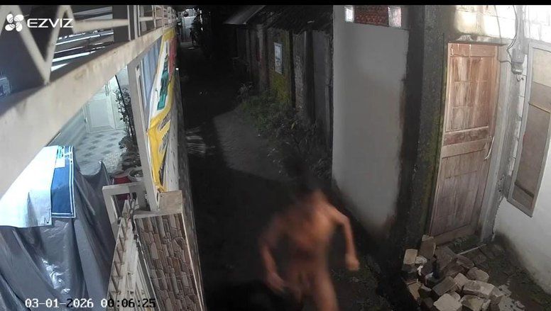 Pria Tanpa Busana Terekam CCTV di Gang Pulorejo Mojokerto, Warga Resah
