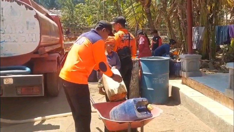 Kemarau Mengering, Warga Probolinggo Berburu Air Bersih dari Truk BPBD