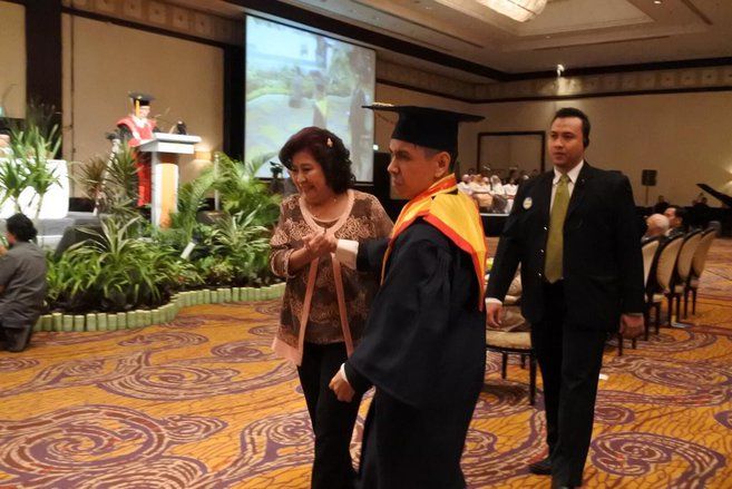 Penyandang Difabel Ini Raih Gelar Magister