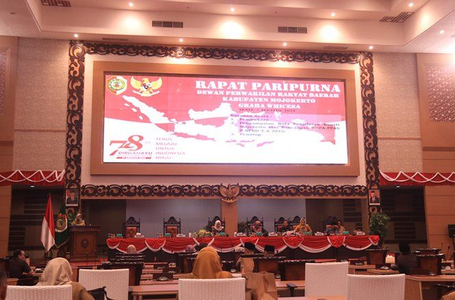 Paripurna, Bupati Mojokerto Sampaikan Nota Penjelasan Rancangan KUA PPAS PAPBD 2023 di Hadapan Dewan