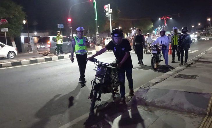 Operasi Knalpot Brong, Polres Mojokerto Kota Amankan 30 Kendaraan dan 4 Botol Miras dalam Jok Motor Matik