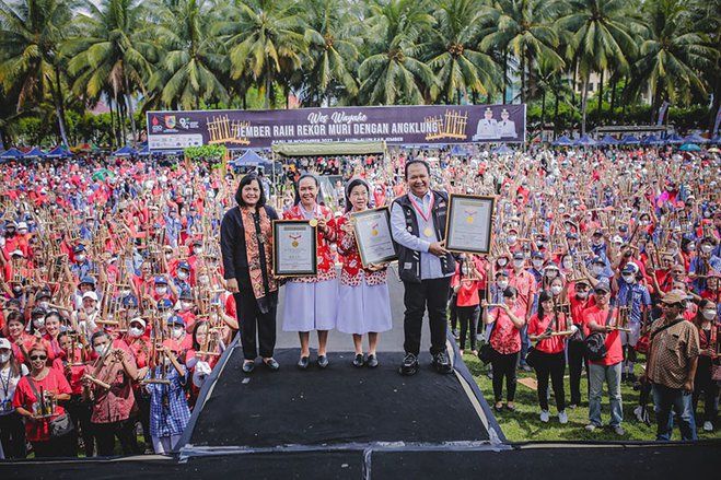 Pecahkan Rekor MURI, 3200 Siswa dan Orang Tua di Jember Serentak Mainkan Angklung