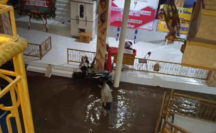 Baru Dilantik, Rumah Pribadi Bupati Jember Hendy Siswanto Terdampak Banjir
