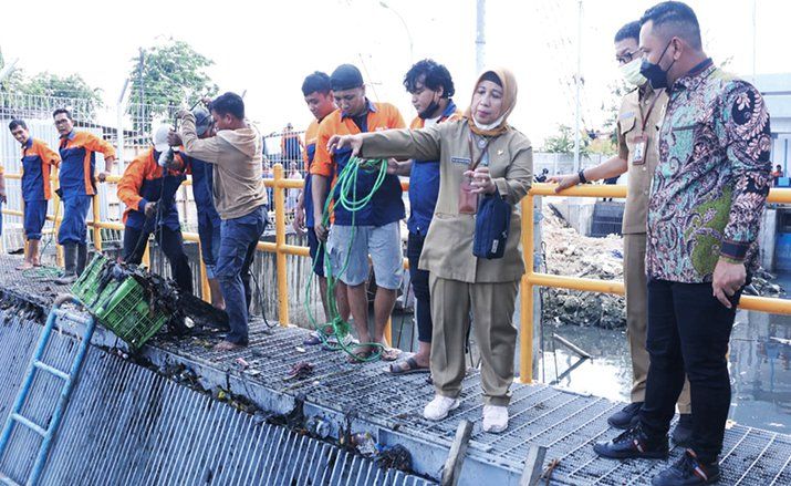 Bupati Gresik Sesalkan Banyak Tumpukan Sampah Disekitar Rumah Pompa Air