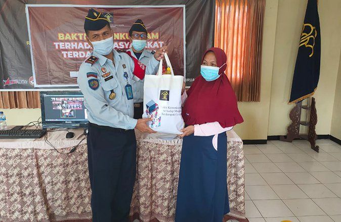 Serentak Bakti Kemenkumham, Rupbasan Mojokerto Ikut Bagikan Paket Sembako Terdampak Covid-19