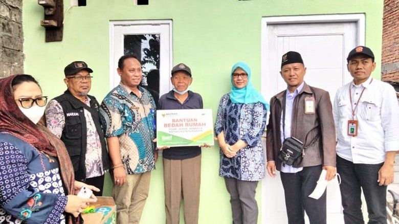 PDAM Surabaya Bedah Rumah Tidak Layak Huni dan Bangun Jamban Sehat
