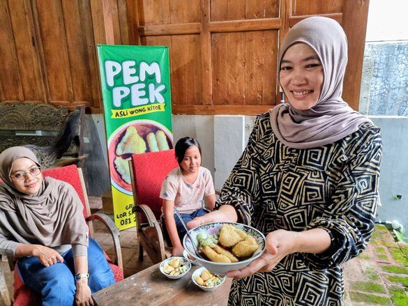 Pertahankan Cita Rasa Pempek Khas Palembang, Ibu Ini Raup Cuan Belasan Juta Sebulan