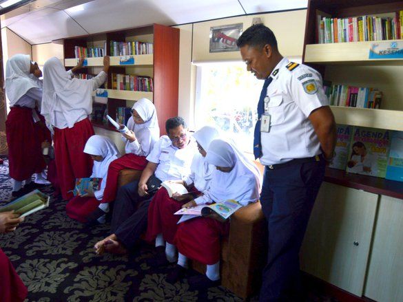 Daop 9 Bagikan Kacamata untuk Siswa SD Probolinggo