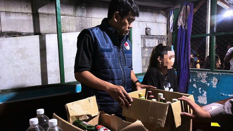 Polres Gresik Amankan 47 Botol Miras di Kebomas