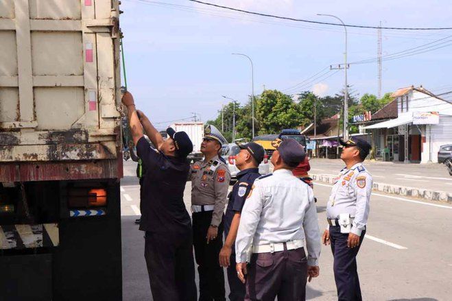 Sembilan Truk ODOL Terjaring Razia Gabungan di Exit Tol Madiun