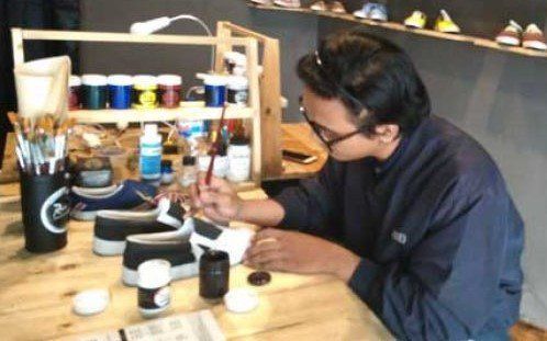 Sepatu Lukis Asal Surabaya, Diminati Konsumen Mancanegara