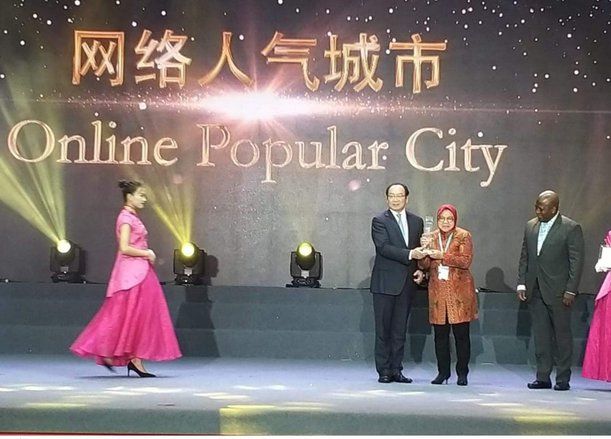 Surabaya Kota Terpopuler Dunia, Risma Terima Penghargaan di Guangzhou