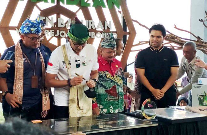 Menparekraf Sandiaga Uno Beri Penghargaan Desa Wisata Kebangsaan di Situbondo