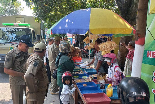 Hiraukan Imbauan, Satpol PP Kota Mojokerto Tertibkan Lapas di Bahu Jalan Pasar Tanjung