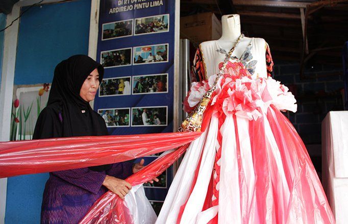 Ajak Perang Lawan Sampah Plastik, Penggiat Lingkungan Bikin Gaun HUT RI ke-77 Berbahan Daur Ulang
