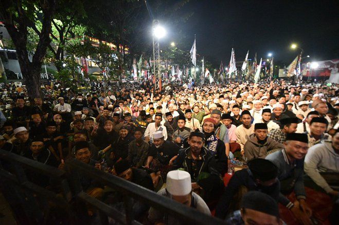 Peringatan Hari Pahlawan, Ribuan Syekhermania Banjiri Surabaya Bersholawat di Tugu Pahlawan