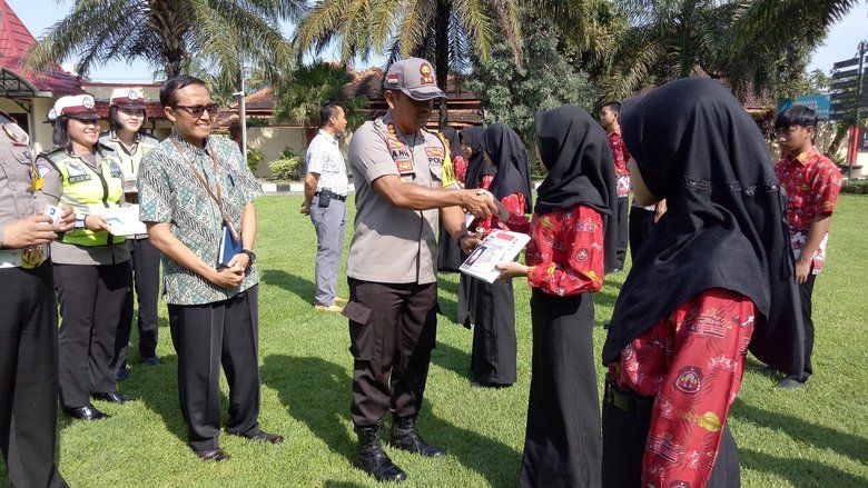 Polres Blitar Ganjar 20 Pelajar SIM C Gratis 
