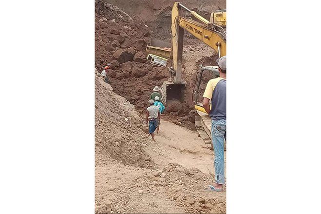 Antri Sirtu, Sopir Truk Tertimbun Longsoran Tambang Galian C