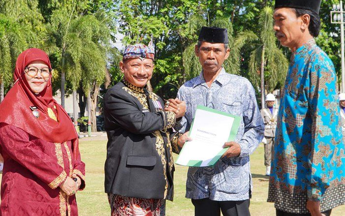 Penuhi Janji Politik, Bupati dan Wakil Bupati Situbondo Serahkan Akta Hibah Rumah Relokasi
