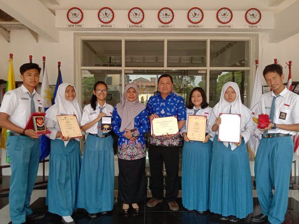 Ciptakan Stetoskop Visual, Pelajar SMAN 21 Surabaya Juara Satu di WICE Malaysia