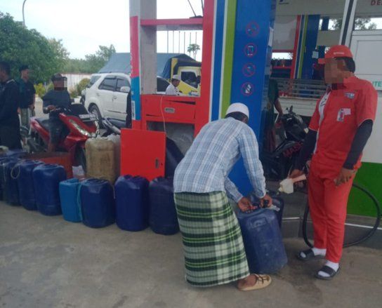 SPBU Panyepen di Sampang Diduga Layani Pembelian Pertalite Pakai Jerigen