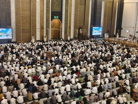 Gubernur - Wagub Jatim dan Mensos Salat Idulfitri di Masjid Al Akbar Surabaya
