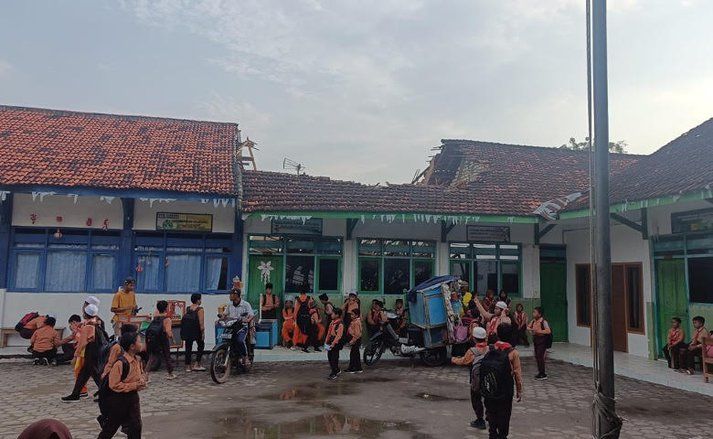 Diguyur Hujan, Bangunan SDN Pangelen 1 Sampang Ambruk