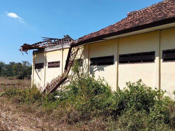 Atap Kelas SDN Moktesareh 2 Sampang Ambruk saat Kegiatan Belajar Mengajar