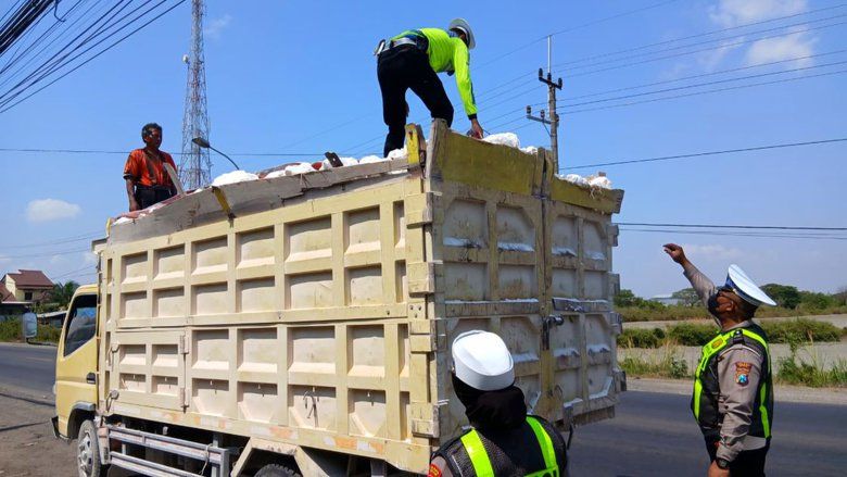 Satlantas Polres Gresik Tilang Truk Tak Pakai Terpal di Jalan Deandles