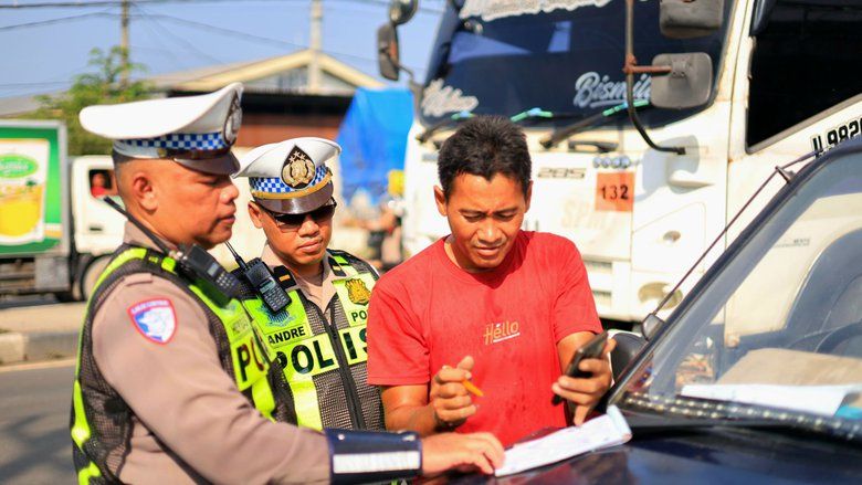 Polres Gresik Tindak Truk Langgar Jam Operasional, Edukasi Keselamatan di Pantura