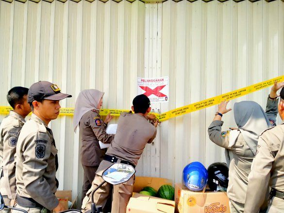 Enam Minimarket Disegel Lantaran Tak Berizin