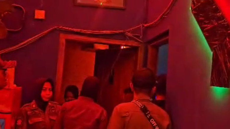 Satpol PP Kota Probolinggo Kunci Tempat Karaoke di Permukiman Kanigaran
