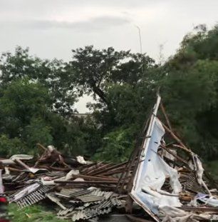 Diterjang Angin, Kandang Rata Tanah 