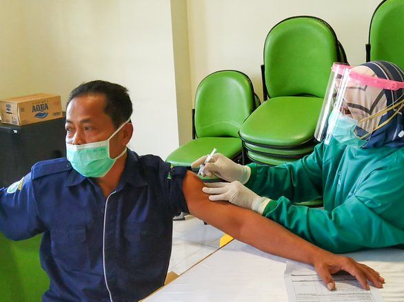 Ratusan Nakes dan Karyawan RSUD dr Harjono Jalani Vaksinasi Tahap Ketiga