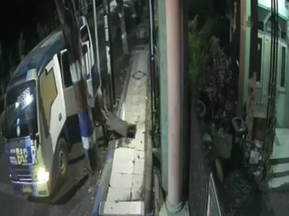 Sopir Angkot Curi Penutup Lubang Drainase di Probolinggo Terekam CCTV